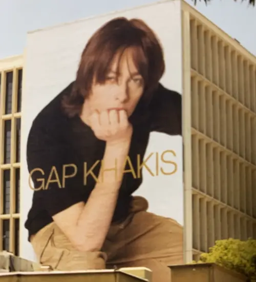 ▲愛德華福隆當紅時,曾經是美式時尚品牌的代言人,廣告還佔據一整面外牆。(圖/摘自IG) ▲愛德華福隆當紅時,曾經是美式時尚品牌的代言人,廣告還佔據一整面外牆。(圖/摘自IG)