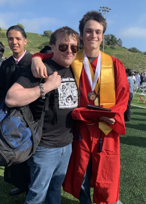 ▲愛德華福隆(左)曾和前妻鬧上法庭、表明不會出錢養兒子,去年在兒子伊森的畢業典禮上和他開心合照,顯然父子之間的感情已修補。(圖/摘自IG) ▲愛德華福隆(左)曾和前妻鬧上法庭、表明不會出錢養兒子,去年在兒子伊森的畢業典禮上和他開心合照,顯然父子之間的感情已修補。(圖/摘自IG)