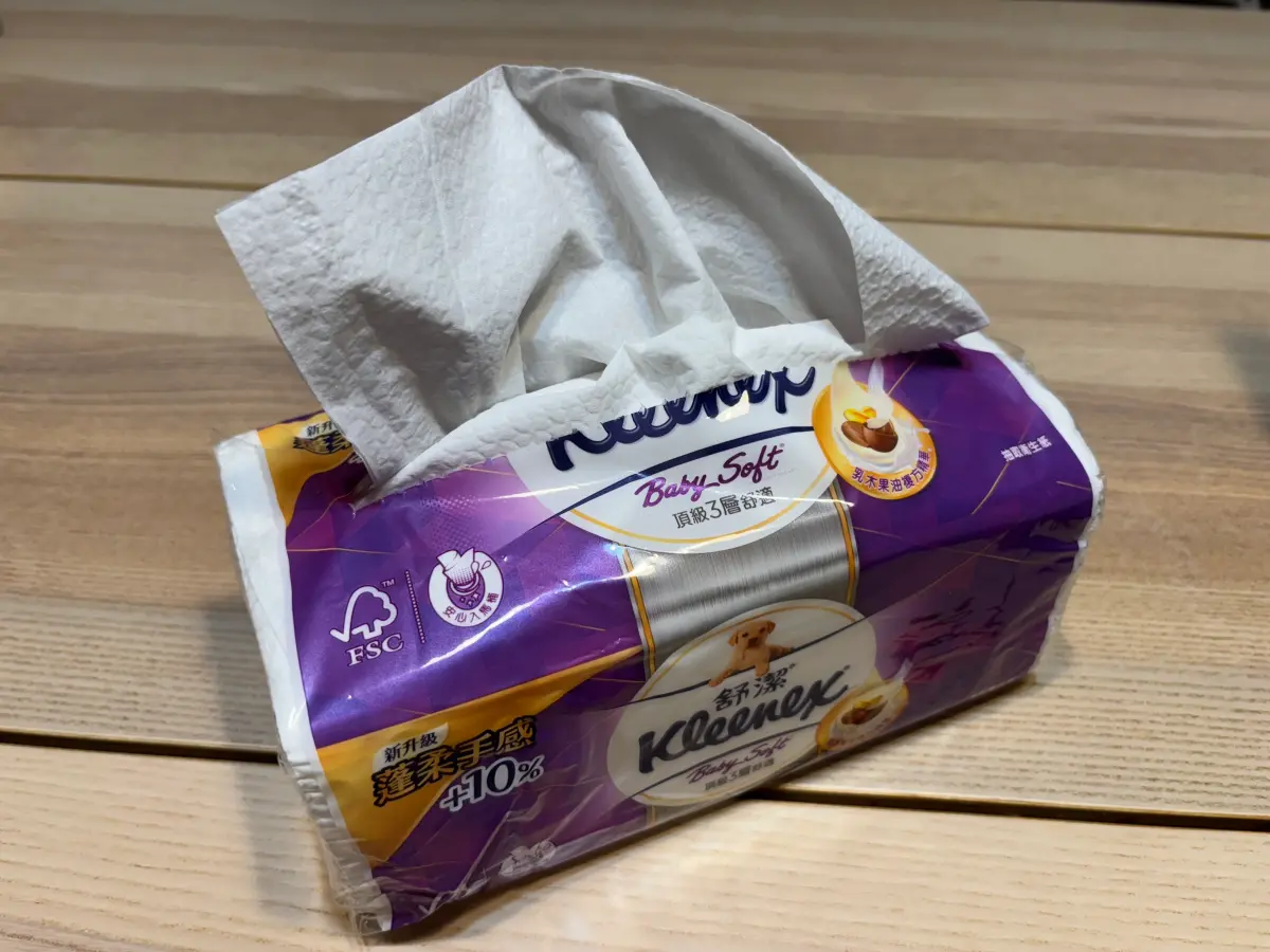 ▲全新的抽取式衛生紙要怎麼開才不會爆開？日本紙廠教正確做法，讓衛生紙抽出完沒第一抽，不會一次連抽好幾張。（圖／記者徐銘穗攝）