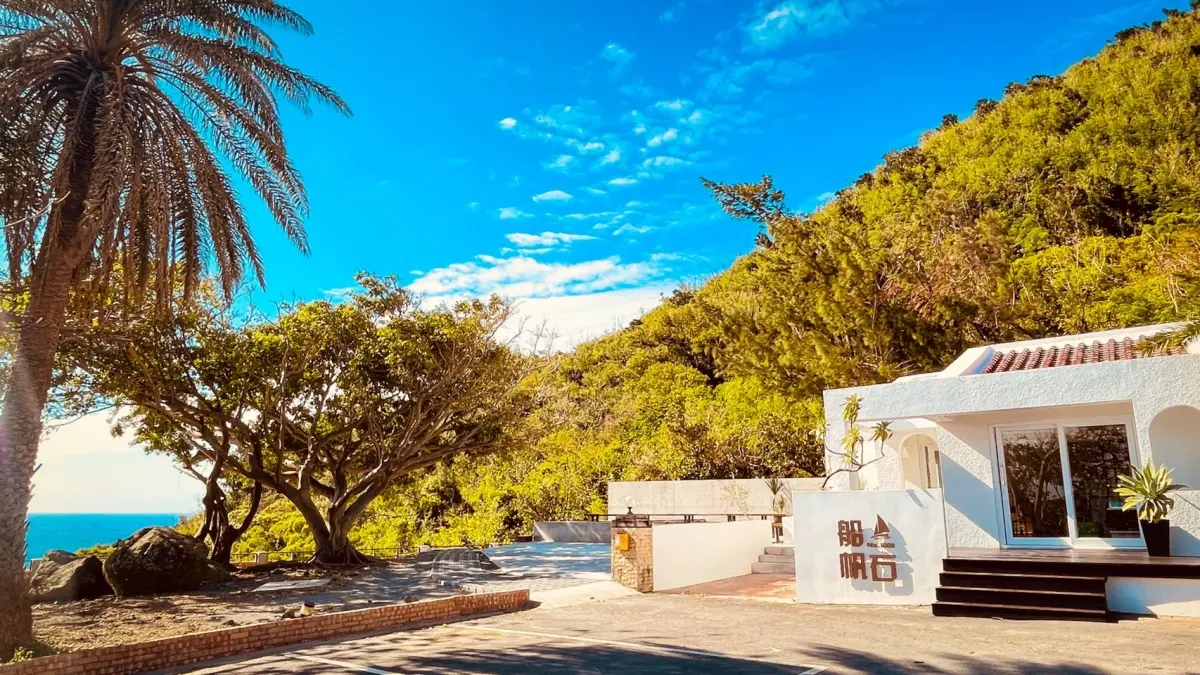 ▲「船帆石No.1000」坐落在福容墾丁店villa區的入口，外觀以純白色系呈現。（圖／福容墾丁店提供）