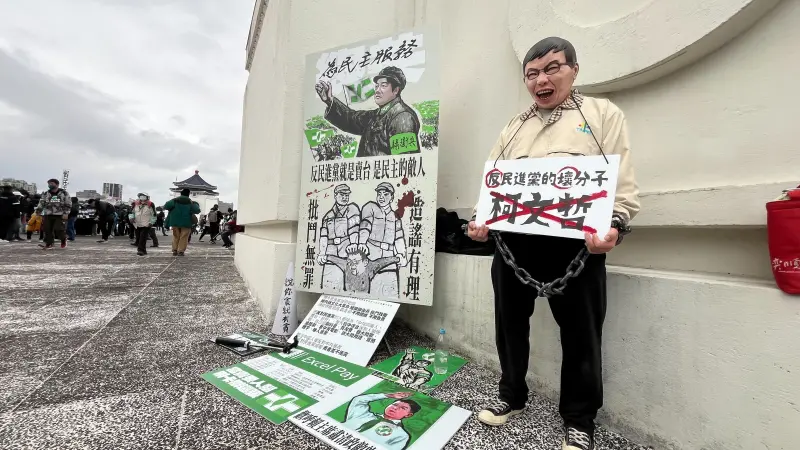 ▲民眾黨支持者戴上柯文哲面具,示意柯文哲遭到政治迫害。(圖/記者李政龍攝)