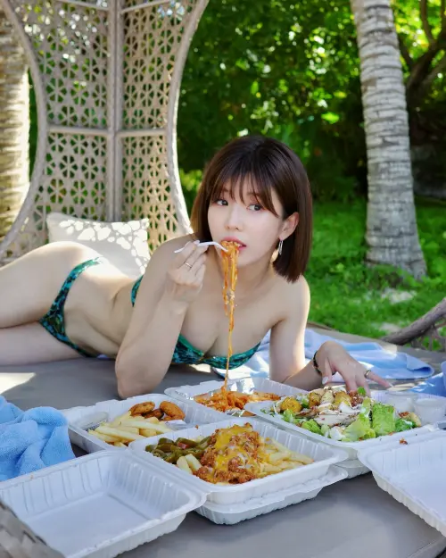 ▲壯壯換上泳衣，享受關島的暖陽。（圖／壯壯IG）