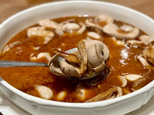 ▲麻油雙腰吃起來滋補不燥。（圖／記者葉盛耀攝）