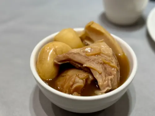 ▲佛跳牆的用料豐富，湯頭相當鮮醇爽口。（圖／記者葉盛耀攝）