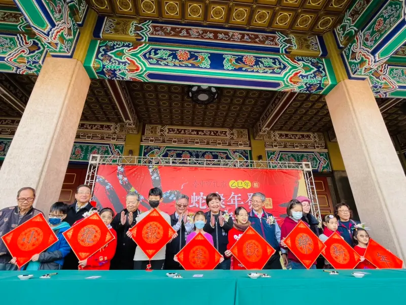 ▲台中孔廟書法文化藝術延續傳承，八位小學員寫下「小龍報喜歡樂新年」祝賀新年快樂(圖／民政局提供2025.1.11)
