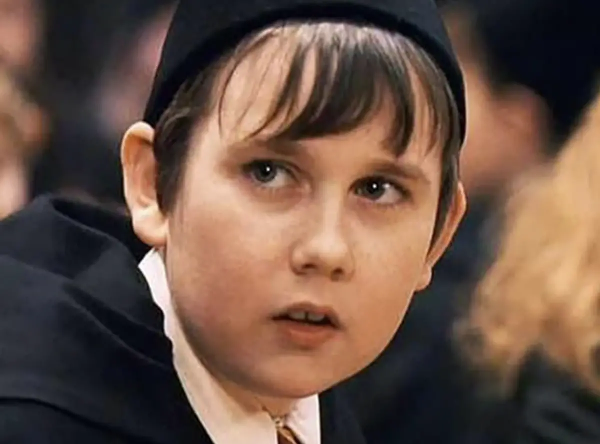 ▲馬修路易斯在《哈利波特》首集還是個圓臉的胖男孩，現在已經成為高壯型男，堪稱該系列童星中長大後改變最大的經典。（圖／摘自IMDb）