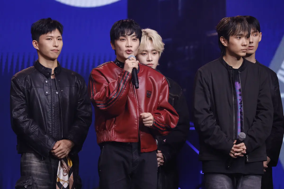 ▲崔榮晙（左2）來台登上《WE ARE 我們的除夕夜》演出，吐露觀察台灣工作人員「這1點」讓他驚嚇不已，「所有細節上都非常要求！」（圖／記者嚴俊強攝影）