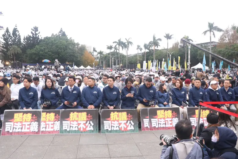 ▲國民黨立委現身送暖，一起參與釘孤枝活動。（圖／李政龍攝，2025.01.11）