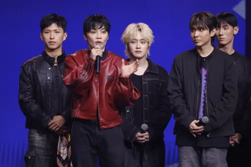 ▲崔榮晙（左2）登上《WE ARE 我們的除夕夜》演出。（圖／記者嚴俊強攝影）