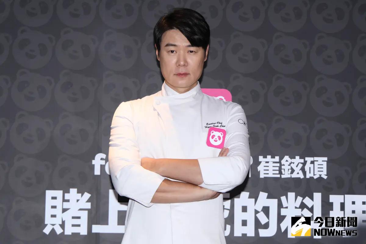 ▲《黑白大廚：料理階級大戰》崔鉉碩來台，煮義大利麵時終於記得加大蒜。（圖／記者朱永強攝）