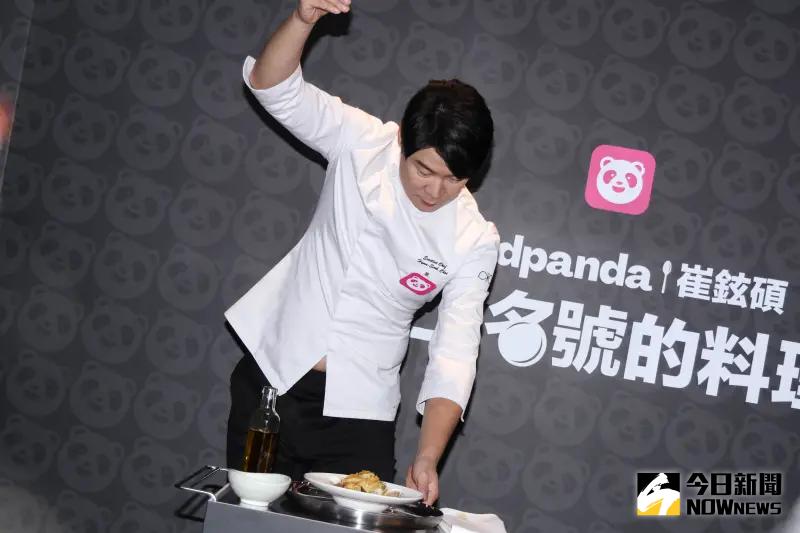 ▲《黑白大廚：料理階級大戰》崔鉉碩來台，煮義大利麵時終於記得加大蒜。（圖／記者朱永強攝）