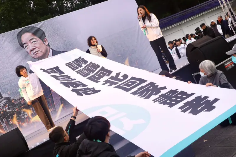 ▲陳佩琪、柯美蘭舉白布條喊話，柯爸病危，請讓柯文哲回家盡孝。（圖／李政龍攝，2025.01.11）