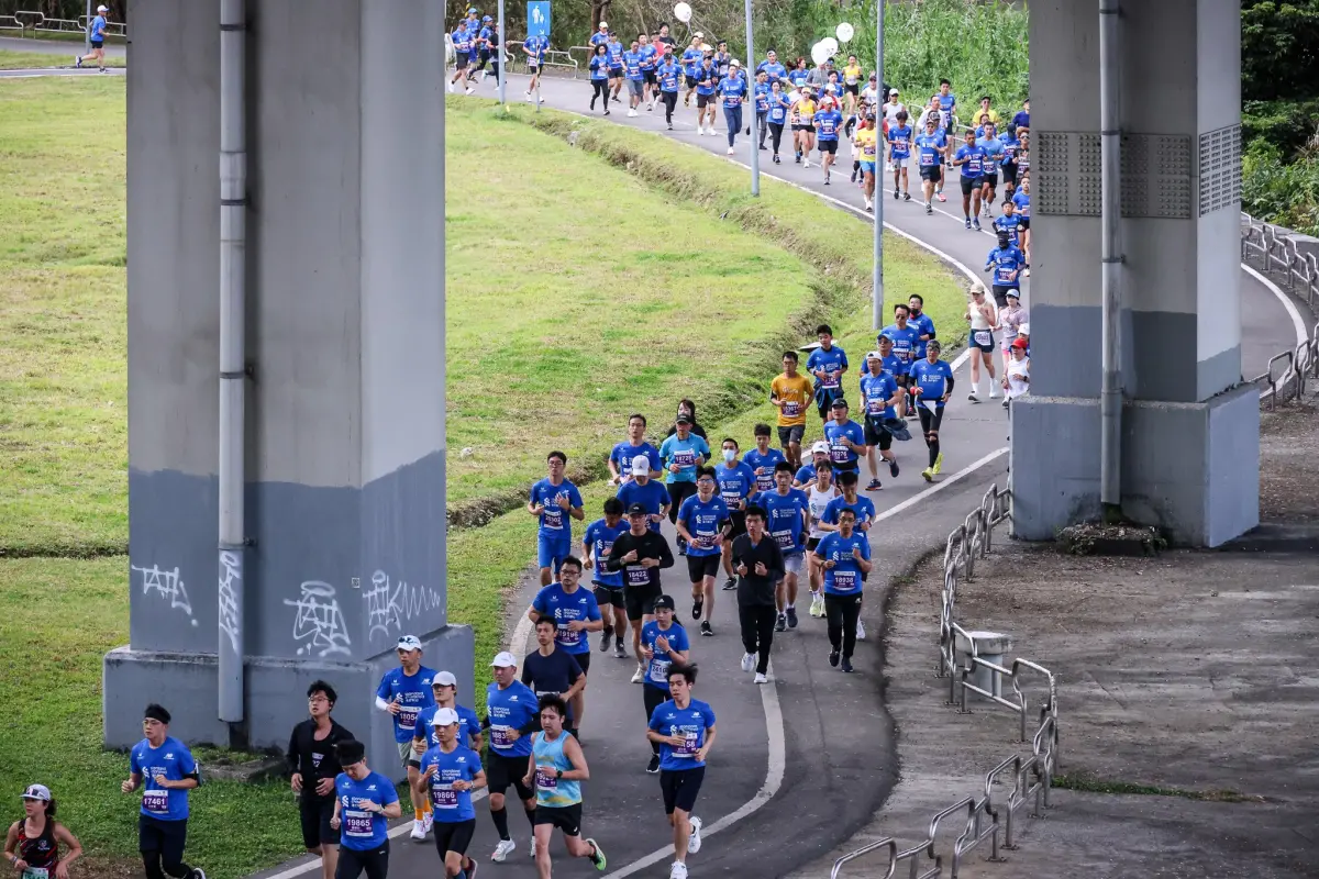▲馬拉松已成為全民運動熱潮，但對於新手而言，這項挑戰遠超想像。缺乏充分準備可能導致受傷風險，因此貿然參賽並非明智之舉。掌握訓練方法、評估自身體能，才能安全享受馬拉松的樂趣。（圖／渣打臺北公益馬拉松提供）
