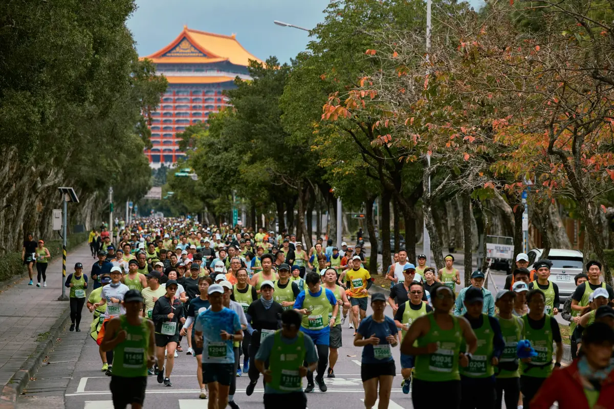 ▲跑步已成為熱門的運動選擇，「平均配速」也成為跑友關注的焦點。根據統計，35至55歲跑者中，男性平均配速約為5分40秒，女性約為6分整。穩定達到此配速意味著全馬「破四」、半馬「破二」，挑戰性十足。（圖／渣打臺北公益馬拉松臉書）