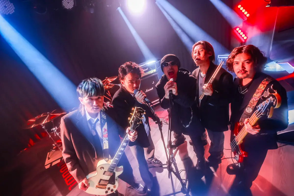 ▲黃明志（中）新年邀請金曲樂團滅火器一起合唱〈飲勝〉，也透露自己每年給員工的年終獎金沒低於2個月過。（圖／亞洲通文創提供）