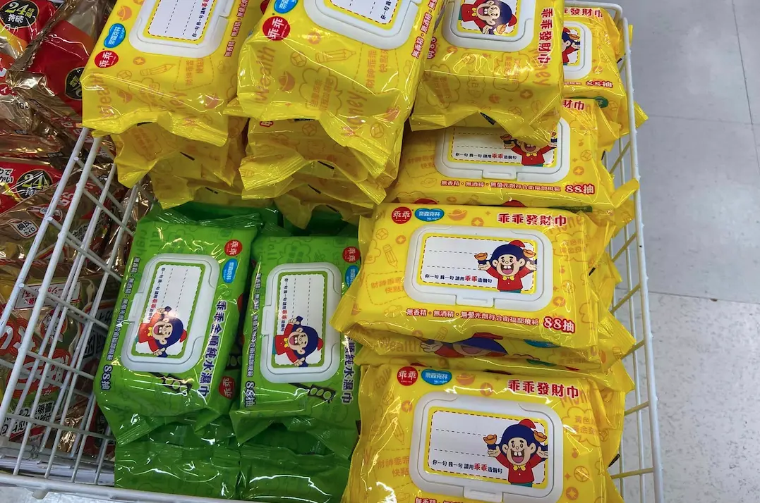 ▲近日有網友發現乖乖推出新品，竟是類似款式的濕紙巾，且具有28抽、88抽等吉利數字好彩頭，超實用又免擔心被偷吃，讓網友們紛紛出動搶購。（圖／取自臉書）
