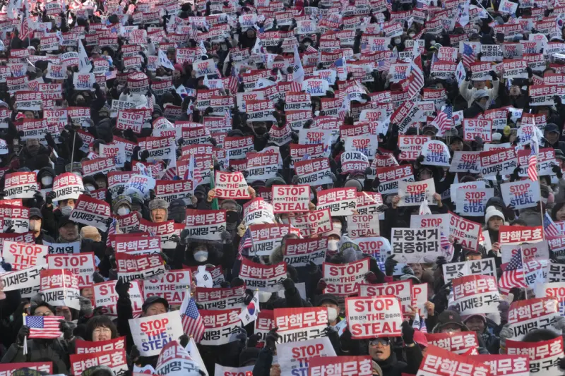 ▲韓國總統尹錫悅因短命戒嚴風波遭受停職，11日首爾街頭，挺尹錫悅與反尹錫悅的民眾同日上街集會。（圖／美聯社／達志影像）