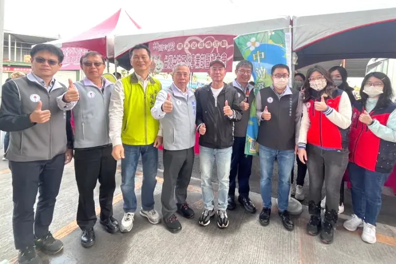 ▲台灣中油公司石化事業部舉辦林園區寒冬送暖活動，由石化事業部執行長黃三泰(左4)主持。(圖／中油石化事業部提供)