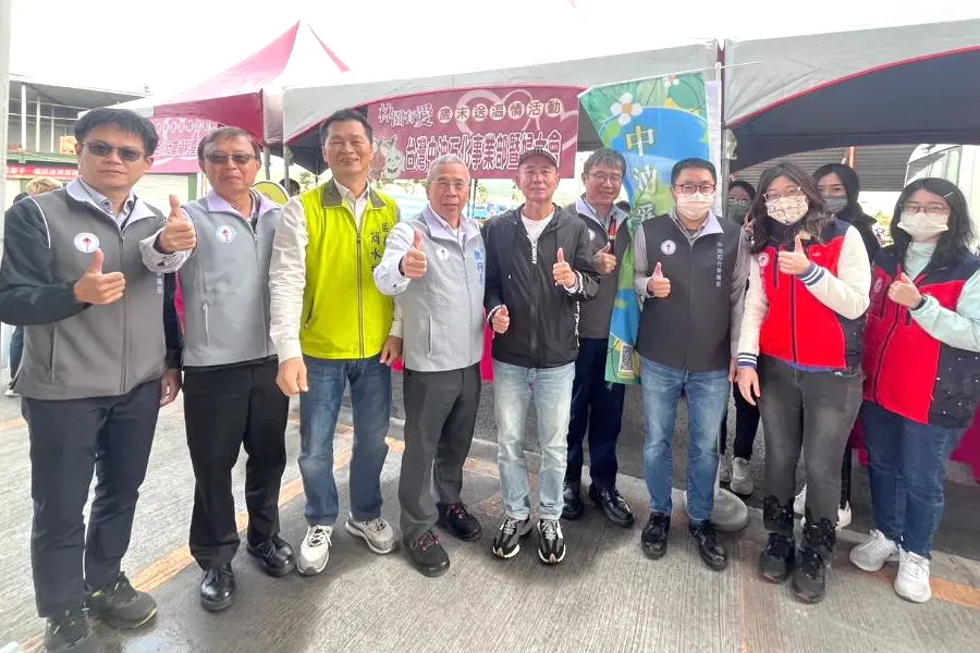 ▲台灣中油公司石化事業部舉辦林園區寒冬送暖活動，由石化事業部執行長黃三泰(左4)主持。(圖／中油石化事業部提供)