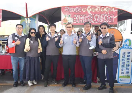 ▲台灣中油公司石化事業部舉辦林園區寒冬送暖活動，石化事業部副執行長吳祐明(右3)率服務團隊設攤位，為林園區弱勢鄉親服務。(圖／中油石化事業部提供)