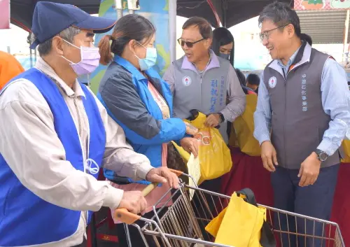 ▲台灣中油公司石化事業部舉辦林園區寒冬送暖活動，石化事業部副執行長吳祐明(右2)與行政室主任王俊堯(右1)發送物資給弱勢鄉親。(圖／中油石化事業部提供)
