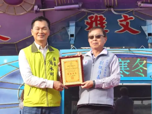 ▲林園區長簡水彬(左)致贈感謝狀給台灣中油公司石化事業部，由副執行長吳祐明(右)代表接受。(圖／中油石化事業部提供)