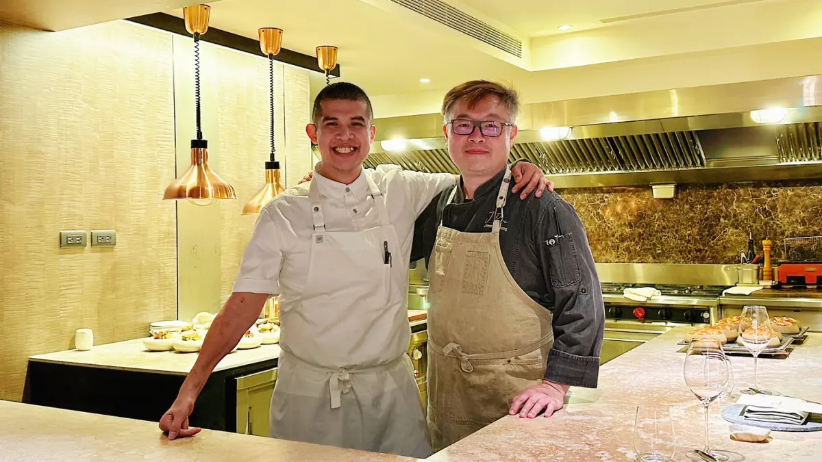 ▲目前任職於新加玻 Le Matin Pâtisserie的主廚Matin(左)與J PARC主廚Jimmy(右)，兩大主廚跨界合作。（圖／記者陳美嘉翻攝）
