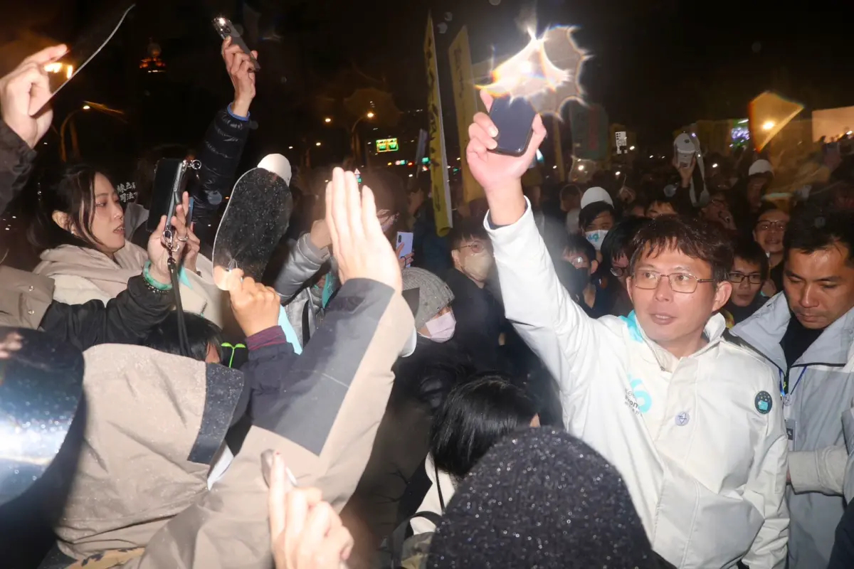 ▲民眾黨「釘孤枝」活動結束後，黃國昌率小草到總統官邸附近，引發警方緊張。（圖／李政龍攝，2025.01.11）