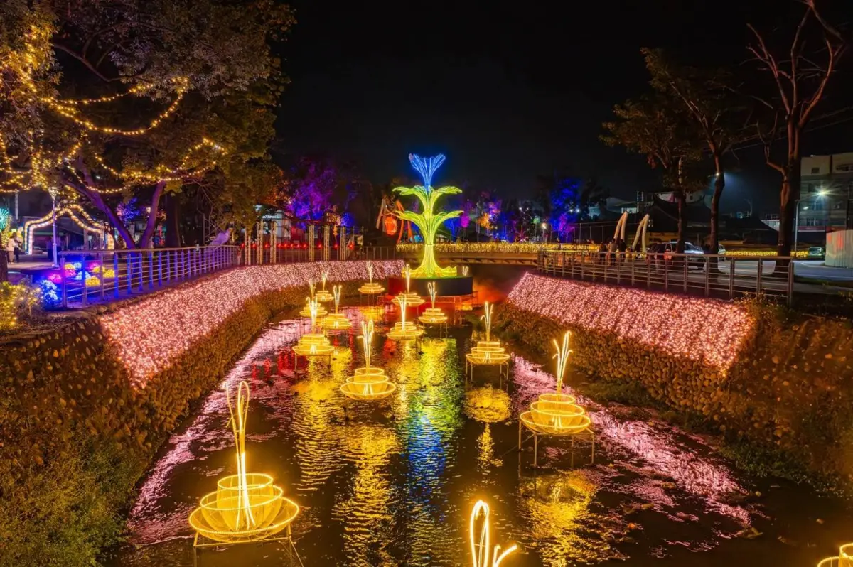 ▲「2025屏東燈節」迎來史上最多的4大燈區，並有超過50組燈飾點亮城市，本文整理四大燈區亮點，以及交通與接駁，還有免費提燈該如何索取，詳細資訊一文掌握。（圖／翻攝屏東燈節官網）