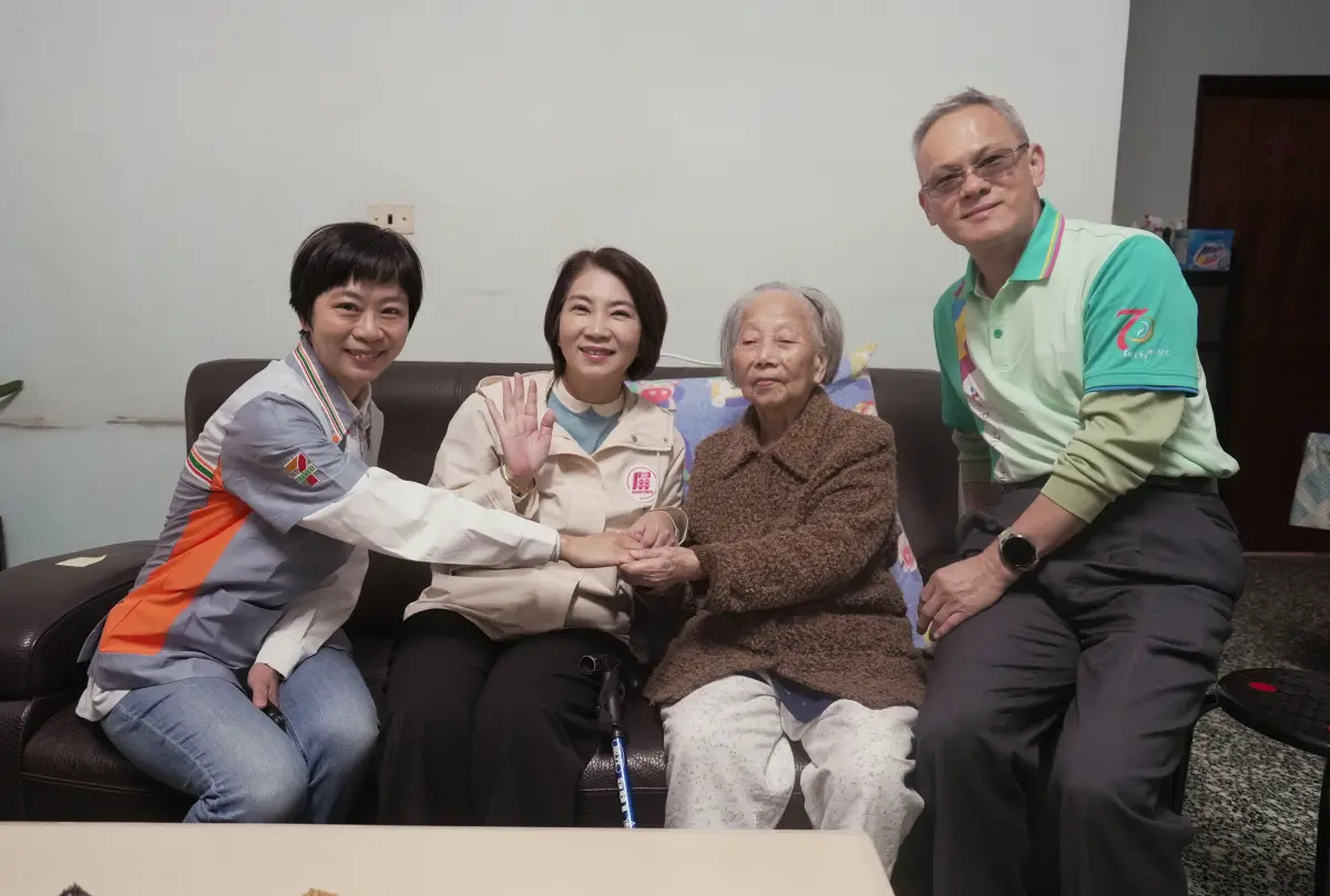 ▲統一超商公共事務部部長李至和（左一）、屏東縣長周春米（左二）與屏東基督教醫院副院長施丞貴（右一）在記者會後也親自到長輩家中串門子。（圖／屏基提供）