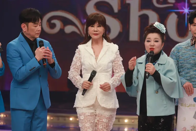 ▲台語天后龍千玉（中）上節目飆歌，當她唱到一半自己卸下外套，卻讓主持人陽帆（左）感到惋惜，龍千玉下秒幽默回：「應該找帆哥幫我脫」，場面讓2人有些害羞。（圖／民視提供）