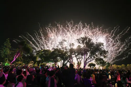 ▲水上燈秀隨音樂變換光影與水霧，營造出迷幻氛圍。（圖／屏東縣府提供）