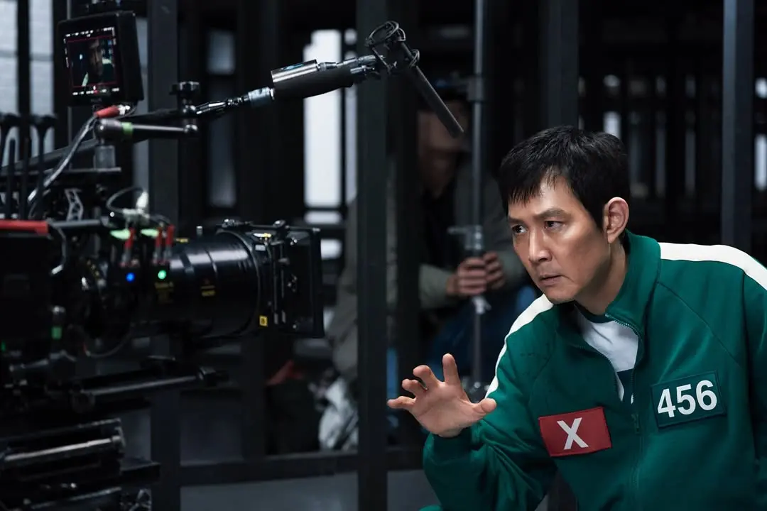 ▲《魷魚遊戲》不少穿幫鏡頭被網友抓包，像是第2季的攝影師入鏡、第1季的李政宰（左）吃「空氣飯菜」，都讓觀眾笑翻。（圖／翻攝自Netflix）