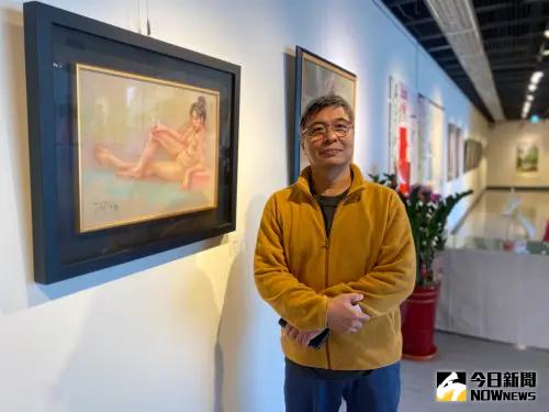 ▲楊新福與其人體素描作品。(圖/郭凱杰攝) ▲楊新福與其人體素描作品。(圖/郭凱杰攝)