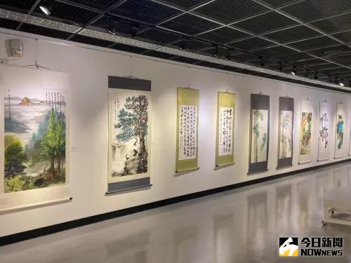 ▲「興藝禎祥」自即日起至14日在高雄文化中心展出,74件作品。美展內容涵括古今中外,中西藝術,多元又包羅萬象。(圖/郭凱杰攝) ▲「興藝禎祥」自即日起至14日在高雄文化中心展出,74件作品。美展內容涵括古今中外,中西藝術,多元又包羅萬象。(圖/郭凱杰攝)