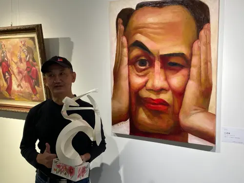 ▲2024台北燈節主燈「城現光龍」設計者杜清祥也以自畫像參展,他以獨特的方式在畫作中展現自己的觀點與想法。(圖/郭凱杰攝) ▲2024台北燈節主燈「城現光龍」設計者杜清祥也以自畫像參展,他以獨特的方式在畫作中展現自己的觀點與想法。(圖/郭凱杰攝)
