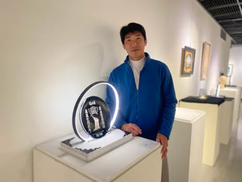 ▲在有別於這次畫展,林永興展出的作品都是純粹手作,手工刻磨玻璃、瓷盤,松木烙燒的觀音心經,不是一般人認知的雷射雕刻或玻璃噴砂製成。(圖/郭凱杰攝) ▲在有別於這次畫展,林永興展出的作品都是純粹手作,手工刻磨玻璃、瓷盤,松木烙燒的觀音心經,不是一般人認知的雷射雕刻或玻璃噴砂製成。(圖/郭凱杰攝)