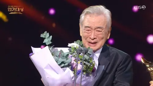 ▲90歲李順載演過宋承憲祖父、曹政奭爸爸，是南韓最資深的「國民爺爺」，他在《KBS演技大賞》拿下大獎，發表感言時忍不住痛哭。（圖／翻攝KBS）