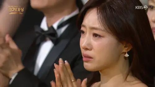 ▲中演員起立聆聽李順載的感言，紛紛聽到落淚，圖為T-ARA恩靜。（圖／翻攝KBS）