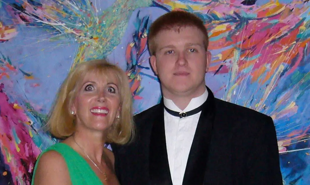 ▲洛杉磯野火狂燒，澳洲「前童星」羅里賽克斯（右）也不幸葬身火海，羅里的母親（左）表示，患有腦麻的他沒及時逃出莊園，享年32歲。（圖／X@shelleysykes）