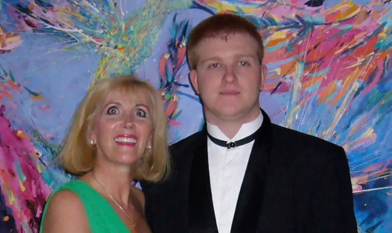 ▲洛杉磯野火狂燒，澳洲「前童星」羅里賽克斯（右）也不幸葬身火海，羅里的母親（左）表示，患有腦麻的他沒及時逃出莊園，享年32歲。（圖／X@shelleysykes）