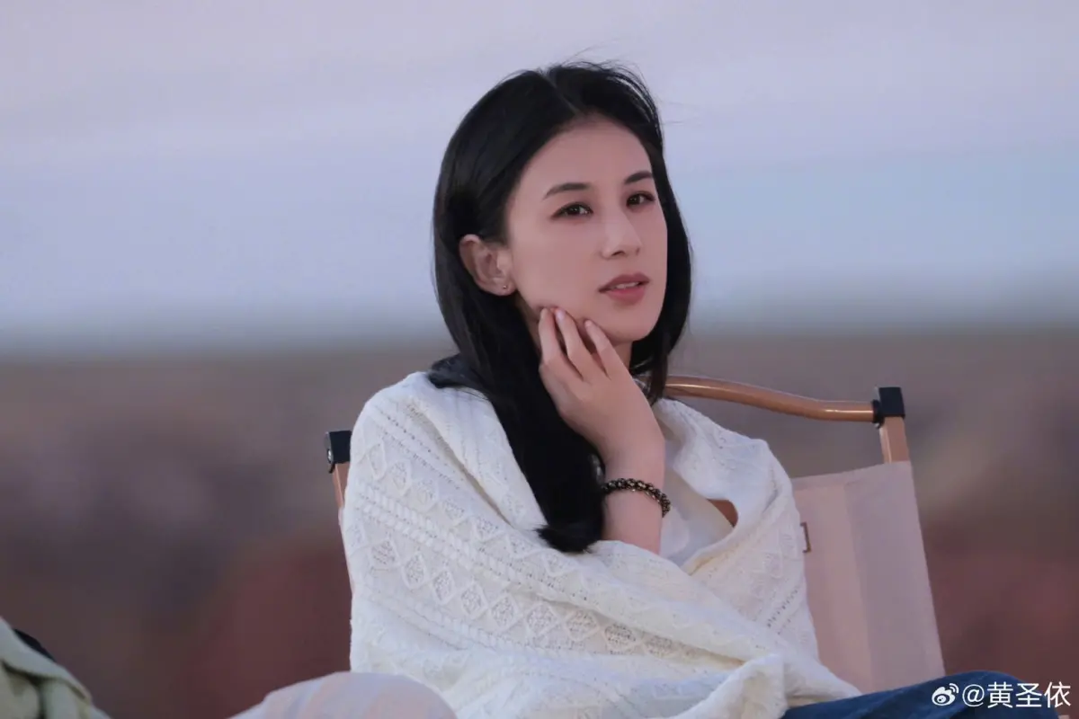 ▲女星黃聖依（如圖）於2007年嫁給中國巨力集團副董事長楊子，並於今年傳出離婚消息。日前黃聖依曾被指每月揮霍8.2億台幣，她近日親自澄清，那筆錢其實是公司預算，並非她的私人零用金。（圖／黃聖依微博）