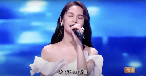 ▲楊丞琳仙女般現身舞台深情唱〈年輪說〉，讓李榮浩台下目不轉睛地盯著漂亮愛妻。（圖／翻攝自楊丞琳年輪站 RainieUpdate YouTube)