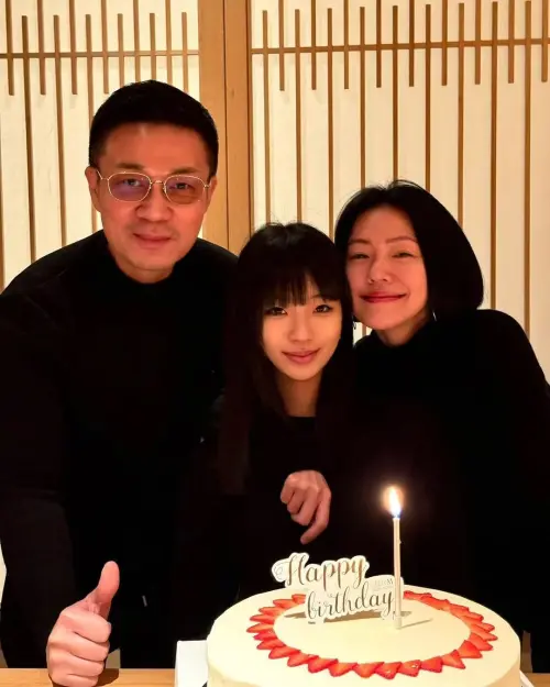 ▲小S(右)提前替女兒慶祝19歲生日,照片中一家三口臉上都洋溢著幸福的微笑。(圖/取自小S IG) ▲小S(右)提前替女兒慶祝19歲生日,照片中一家三口臉上都洋溢著幸福的微笑。(圖/取自小S IG)