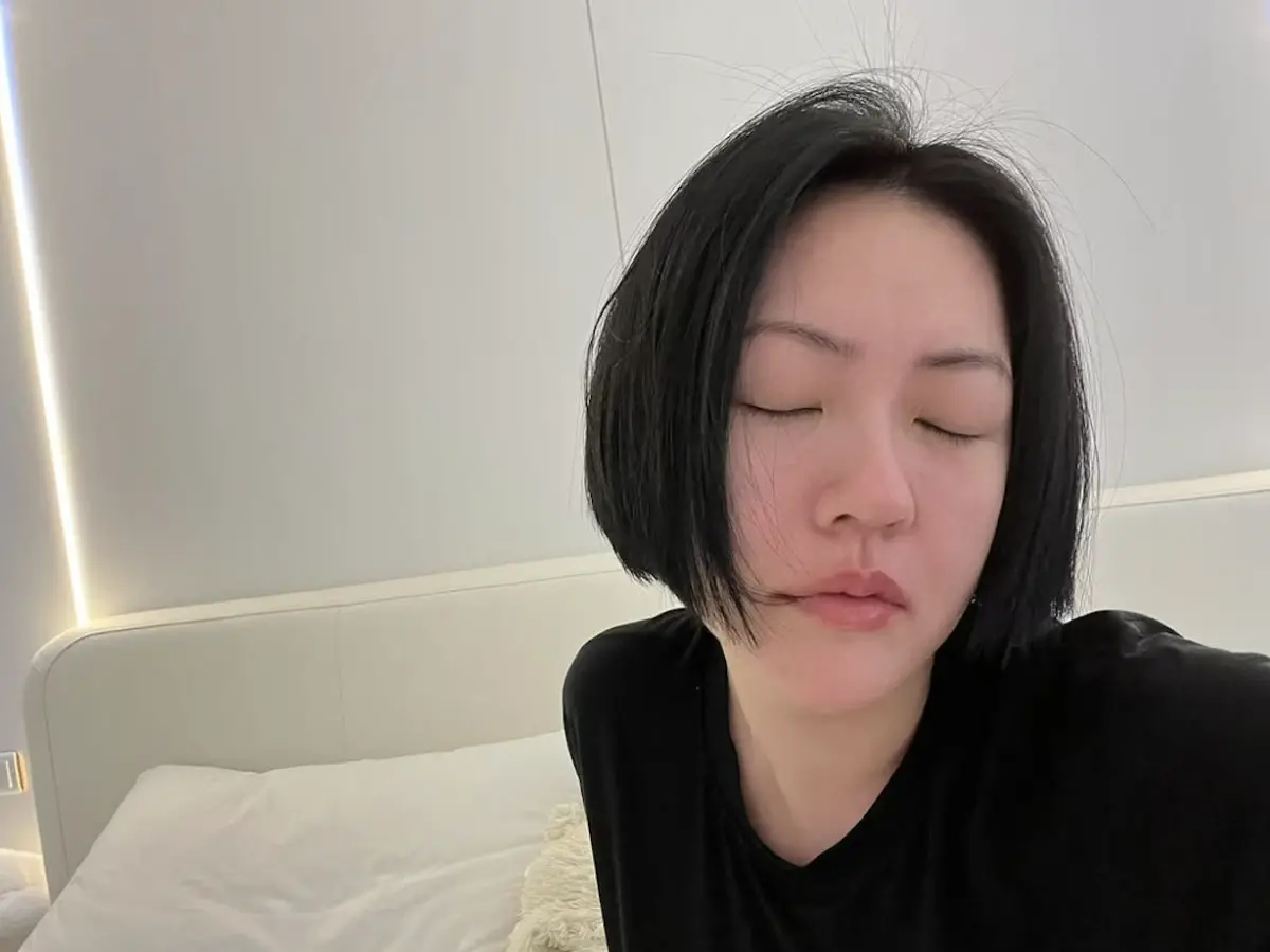 ▲小S提前幫女兒慶祝生日，且不捨的寫下：「她又要離開我了啦，煩餒！」同時曬出一張閉眼自拍，不過她超好的膚況卻意外成為焦點。（圖／取自小S IG）