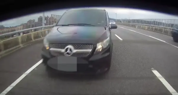 ▲北市議員林亮君在國道出車禍，後車追撞造成轎車尾部完全凹陷。（圖／翻攝林亮君臉書）