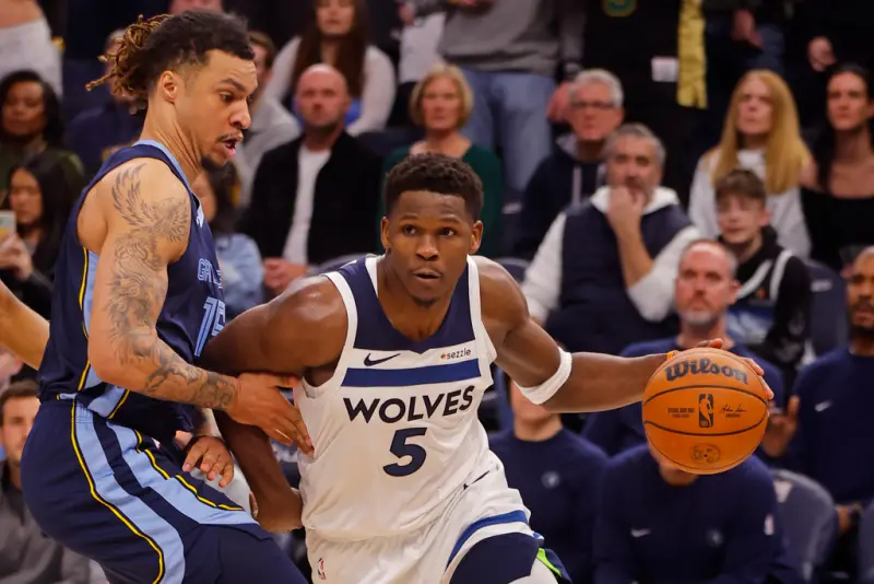 ▲曼菲斯灰熊在今（12）日的比賽中以127：125擊敗了明尼蘇達灰狼，灰狼球星Anthony Edwards比賽最後時刻兩度三分機會錯失絕殺，讓球隊終止了3連勝。（圖／美聯社／達志影像）