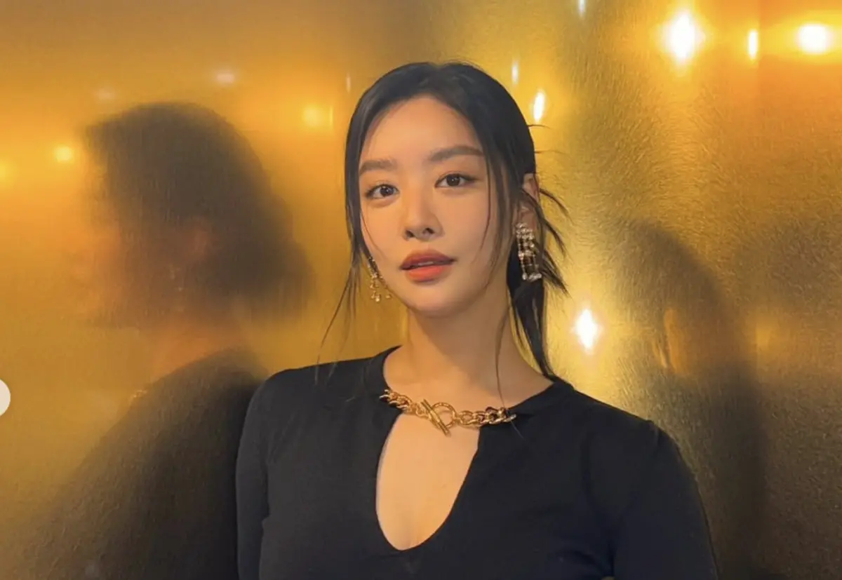 ▲車珠英在《黑暗榮耀》中飾演的空姐角色也有裸露戲，不過當時的胸部是用特效，這次她在《元敬》中的床戲則是自己來，相當敬業。（圖／翻攝自車珠英IG）