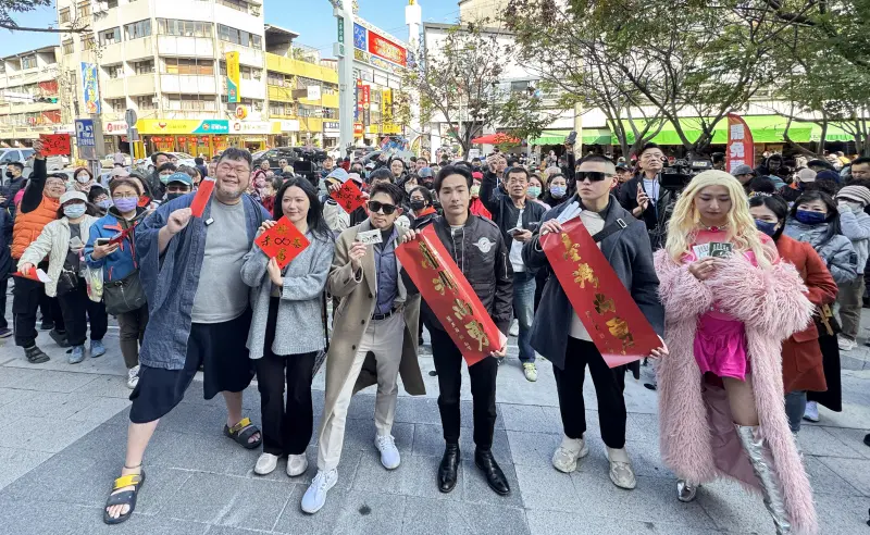 ▲四叉貓等多位網紅今天到台中南屯，參與罷免藍委廖偉翔的行動。（圖／讀者提供，2025.01.12）