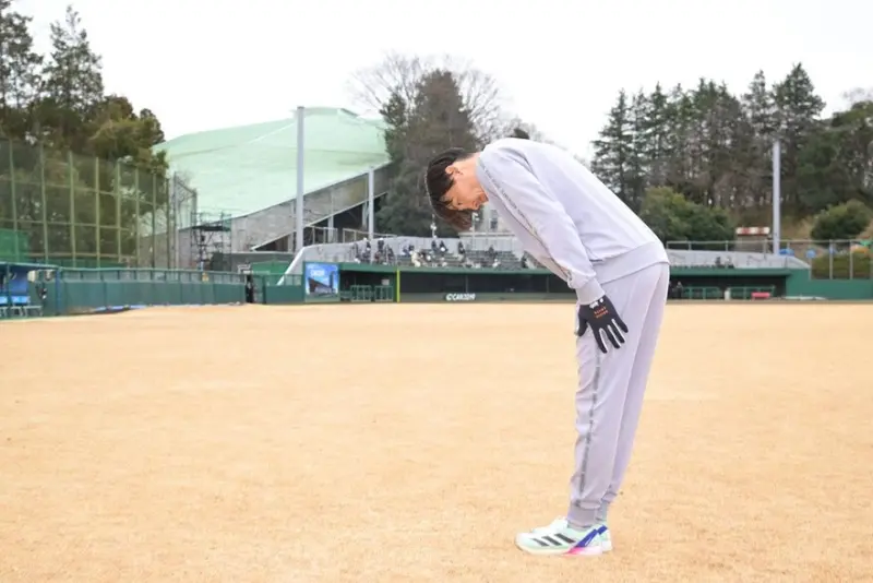 ▲世界棒球12強日本隊長、西武獅球星源田壯亮去年底爆出外遇醜聞，掀起軒然大波，一度神隱甚至傳出連家都不回，今天終於現身西武二軍基地自主訓練，並公開受訪承認出軌並表達歉意，結束後向球迷鞠躬道歉。（圖／取自ドラペイ X平台）